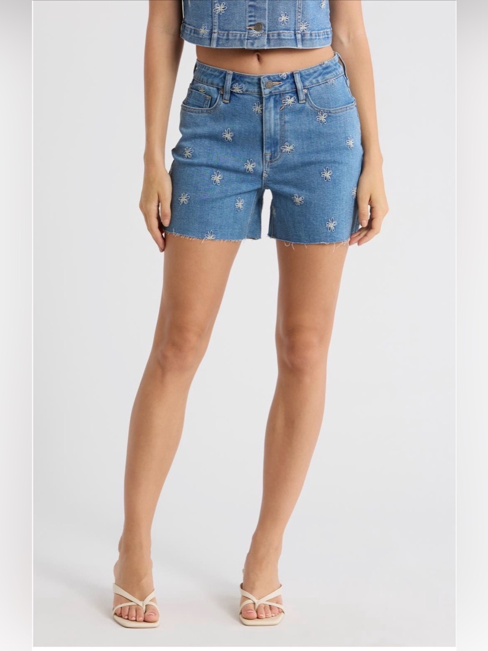 Vigoss Women’s High-Rise Daisy Embroidered Cutoff Denim Shorts Light Blue Sz 29W